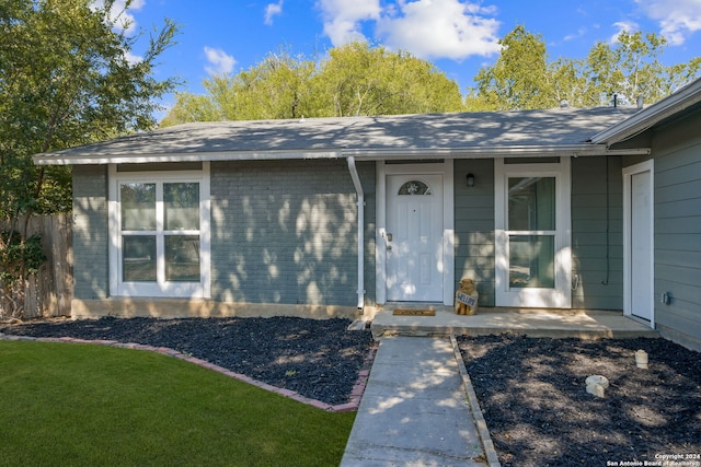 property entrance featuring a yard