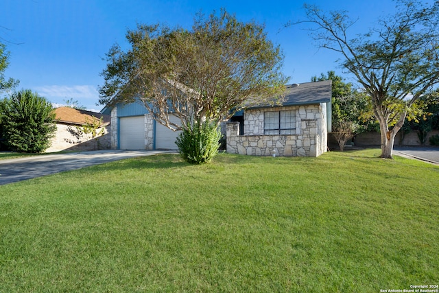 view of front of home featuring a front yard and a garage