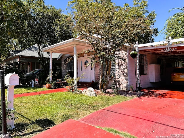 view of front of house featuring a front lawn and a carport