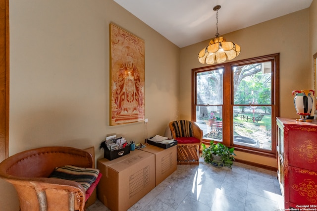 sitting room with a notable chandelier