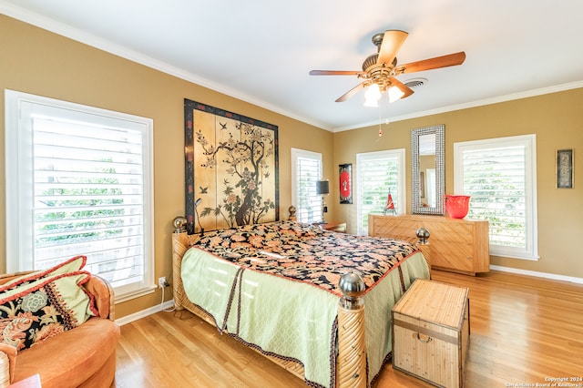 bedroom featuring light hardwood / wood-style floors, crown molding, and ceiling fan