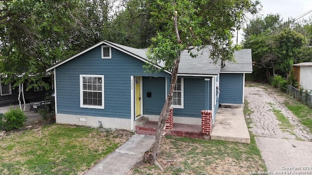 bungalow-style home featuring a front lawn