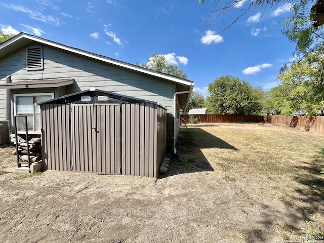 exterior space featuring a lawn