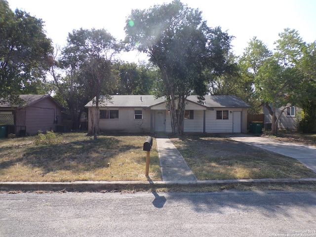 ranch-style home featuring a front yard