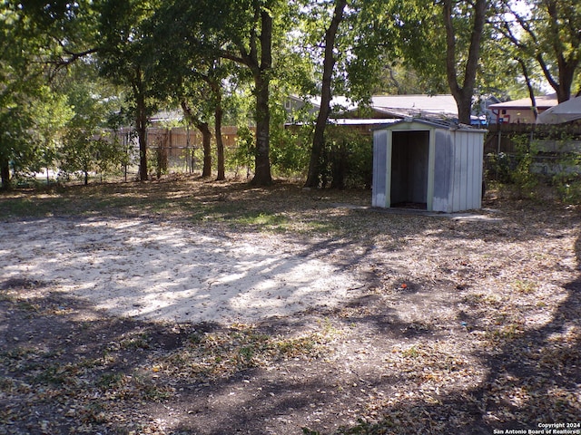 view of yard featuring a shed