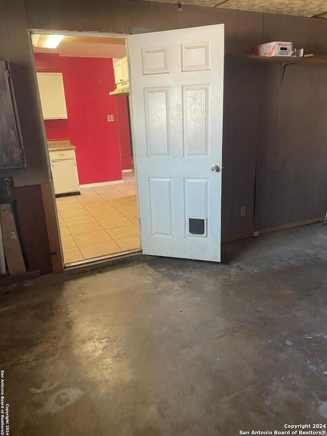 spare room featuring concrete floors