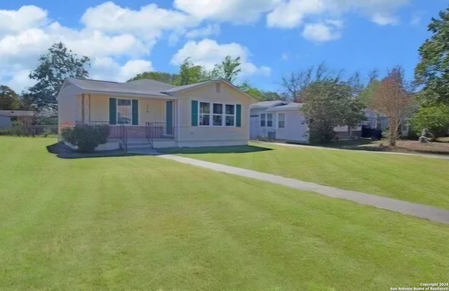 view of front of property featuring a front lawn and a porch