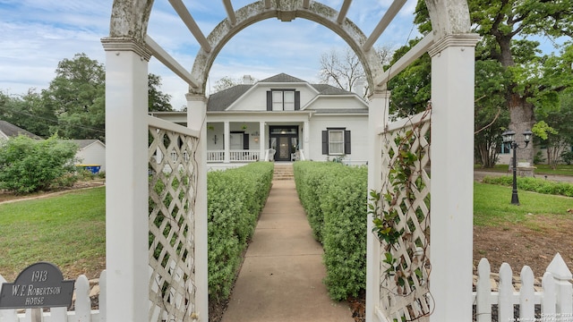 view of front of home featuring a front lawn and covered porch