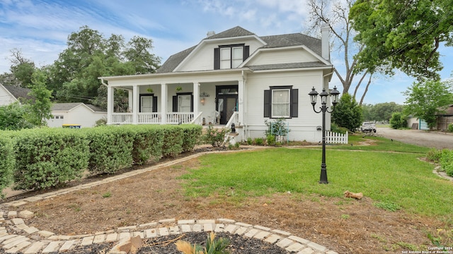 view of front of property featuring a porch and a front lawn