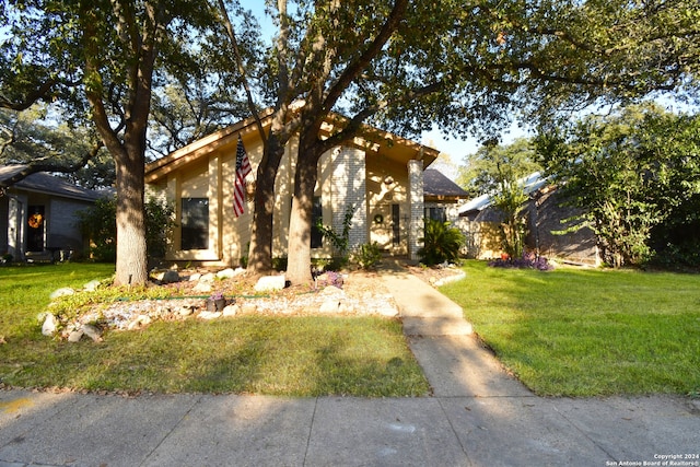 view of front of house featuring a front lawn