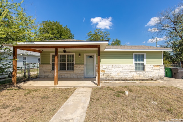 view of front of property featuring ceiling fan, a front yard, and a porch