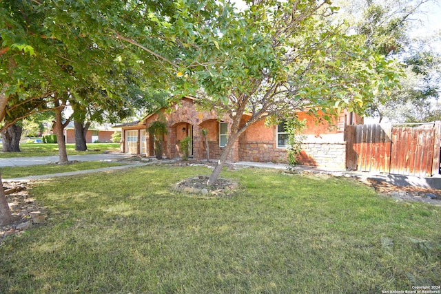 view of front of property featuring a front lawn