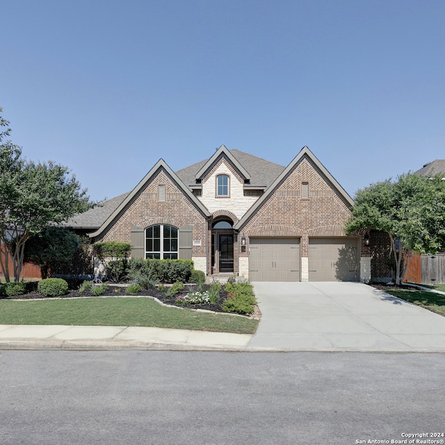 view of front of property featuring a front lawn and a garage