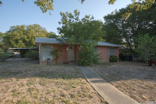 single story home featuring a front lawn