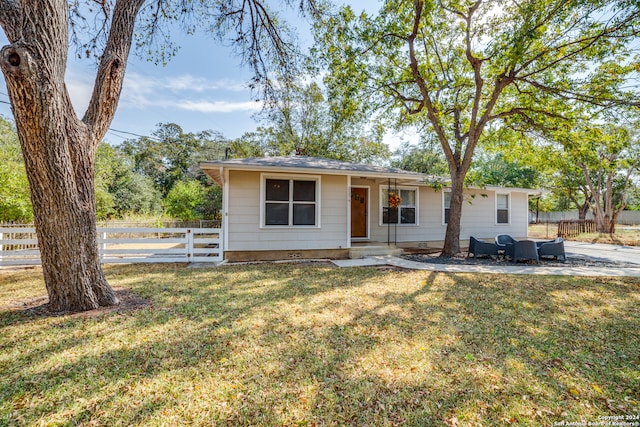 view of front of home featuring a patio and a front lawn