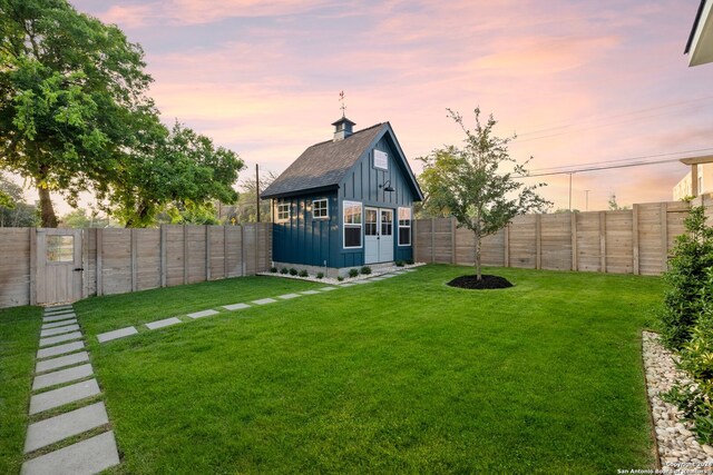 view of yard at dusk