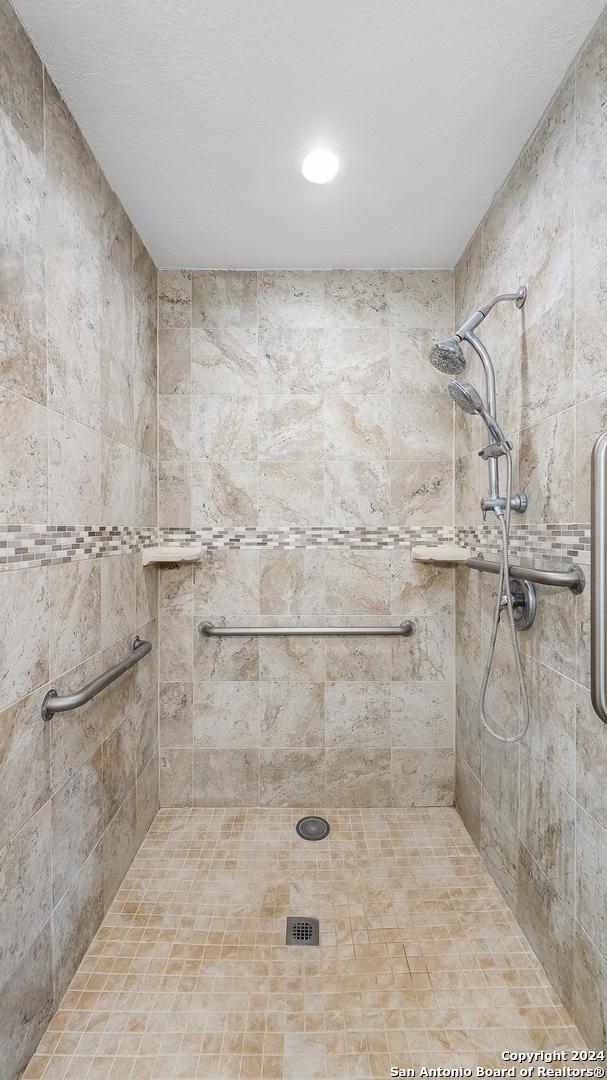 1042 Segovia, New Braunfels, TX 78130 - full bath featuring tiled shower