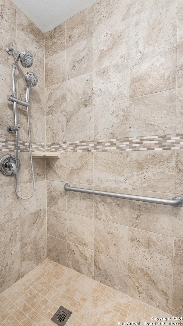 1042 Segovia, New Braunfels, TX 78130 - bathroom featuring a tile shower