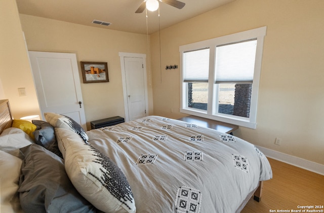 bedroom with ceiling fan