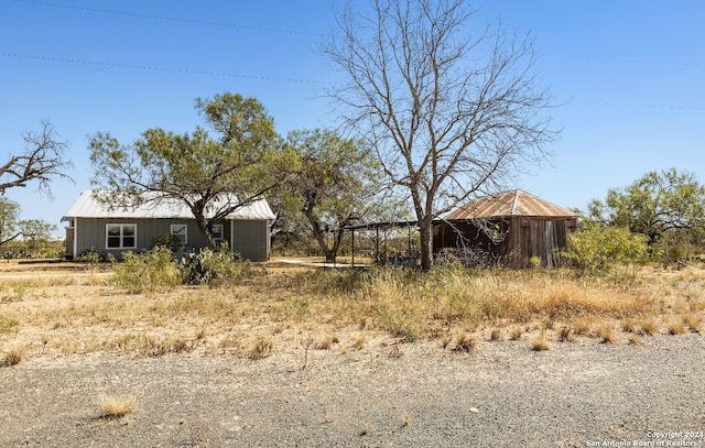 view of yard with an outbuilding