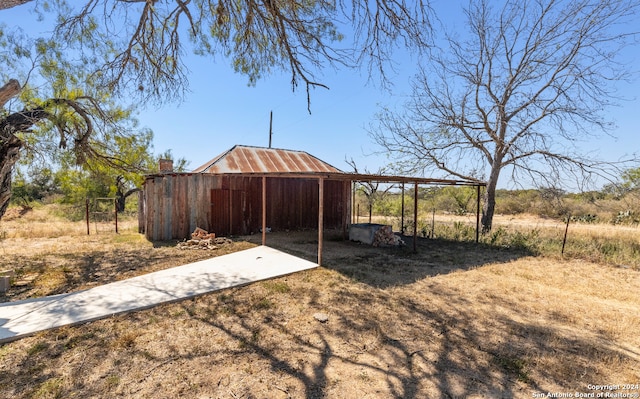 view of yard with an outdoor structure