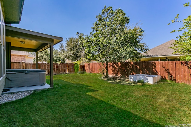 view of yard featuring a hot tub