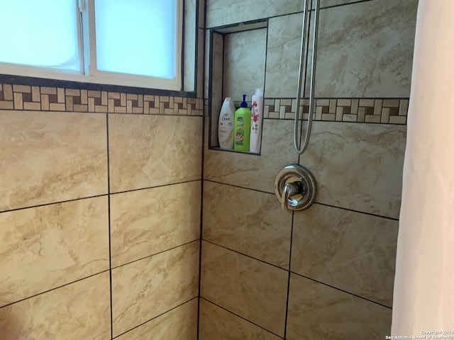 details featuring tiled shower