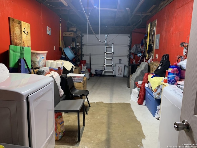 garage with washer / clothes dryer
