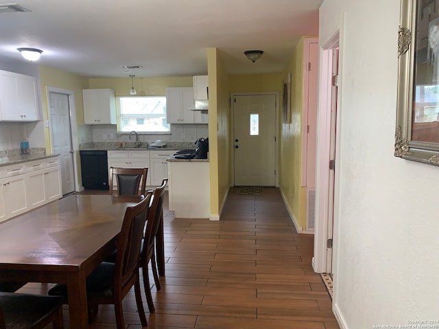 dining area with sink and dark hardwood / wood-style floors