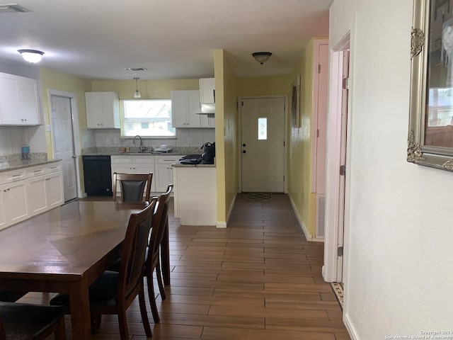 dining space featuring visible vents, dark wood-style floors, and a healthy amount of sunlight