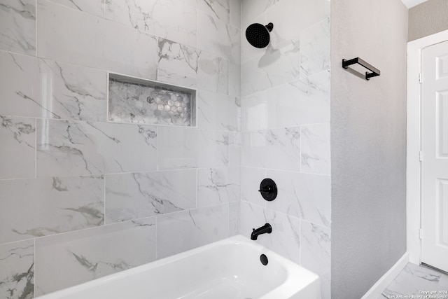 bathroom featuring tiled shower / bath combo