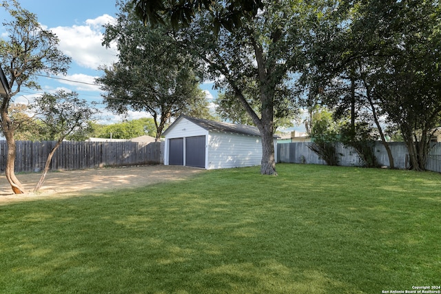 view of yard featuring a storage shed