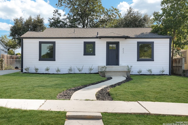 view of front of home featuring a front lawn