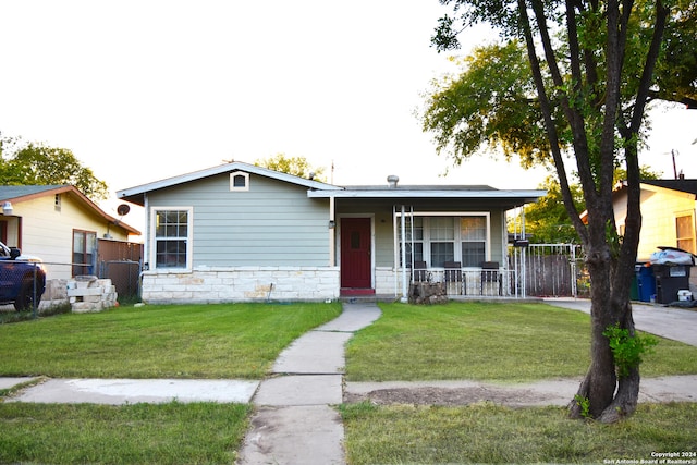 view of front of property featuring a front lawn and a porch