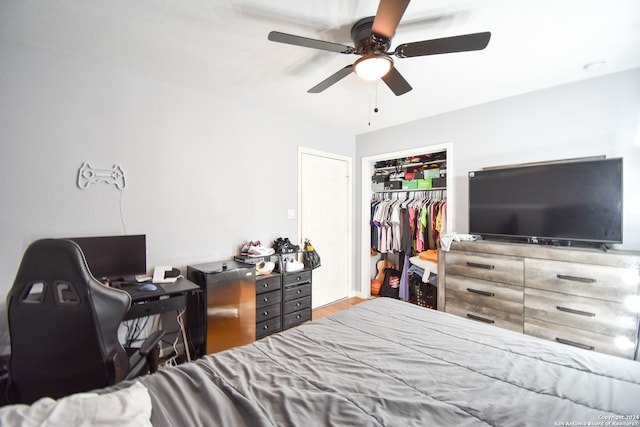 bedroom with hardwood / wood-style floors, a closet, and ceiling fan