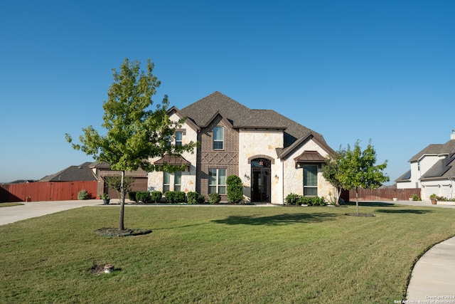 view of front of home featuring a front yard