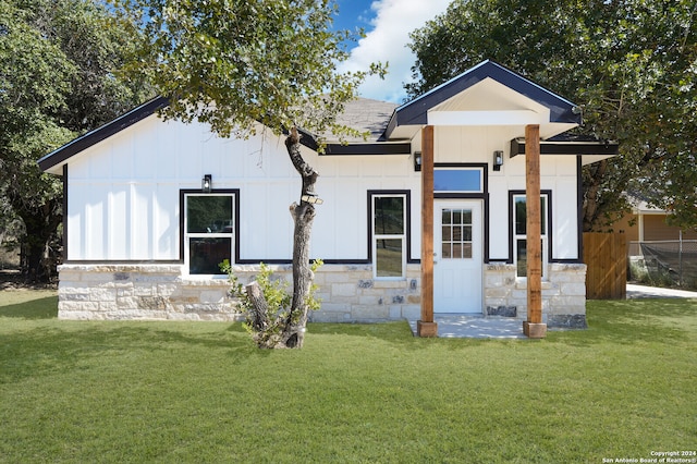 view of front facade featuring a front lawn