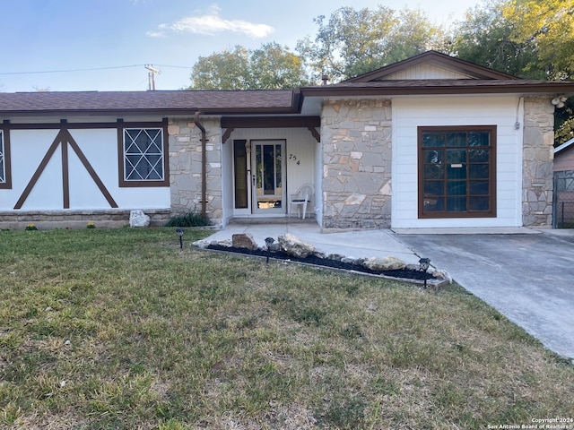 view of front of house with a front yard