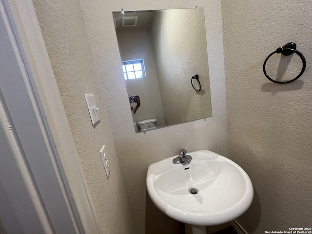 6614 Mia Way, San Antonio, TX 78233 - bathroom with a textured wall and a sink