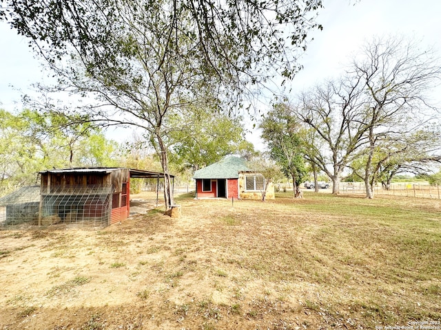 view of yard with an outbuilding