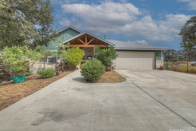 view of front facade featuring a garage