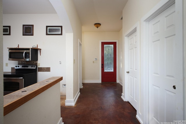 282 Hill Top, Lakehills, TX 78063 - foyer featuring finished concrete floors, arched walkways, and baseboards