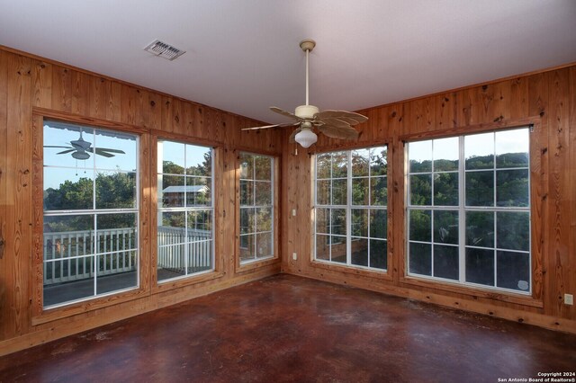 282 Hill Top, Lakehills, TX 78063 - foyer with finished concrete flooring, arched walkways, and baseboards