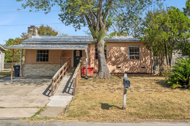 view of front of property featuring a front lawn