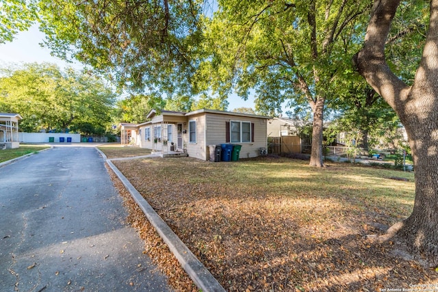 single story home with a front lawn