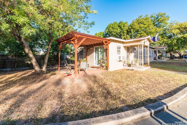 view of front of property featuring a patio area, a front lawn, and a pergola