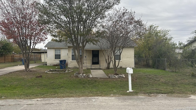 view of front of property featuring a front lawn