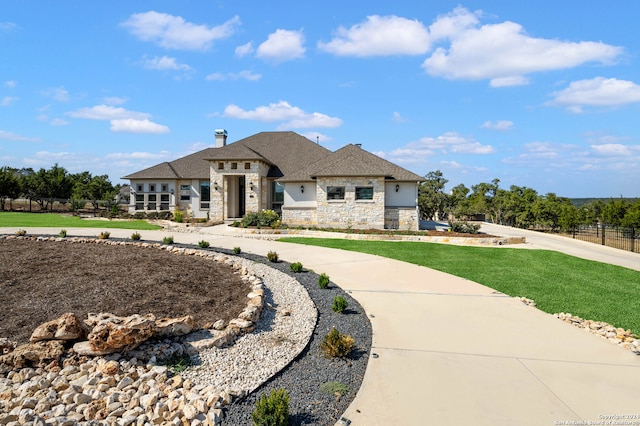 view of front facade featuring a front lawn