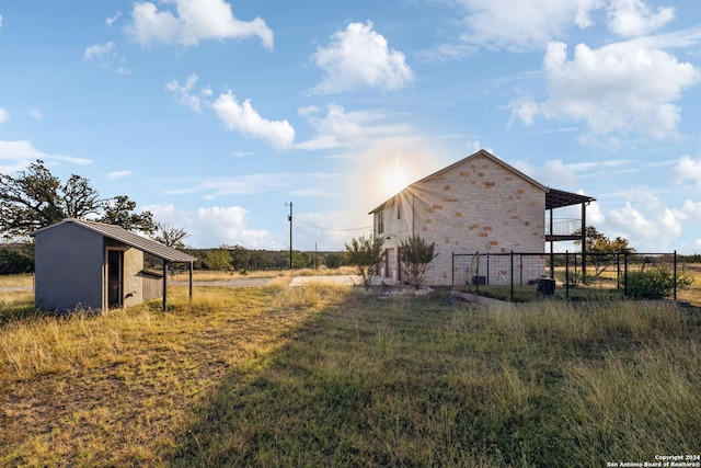 view of yard with a rural view