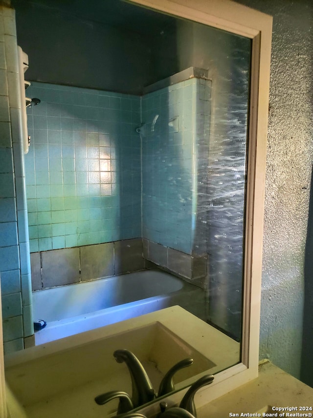 bathroom featuring tiled shower / bath